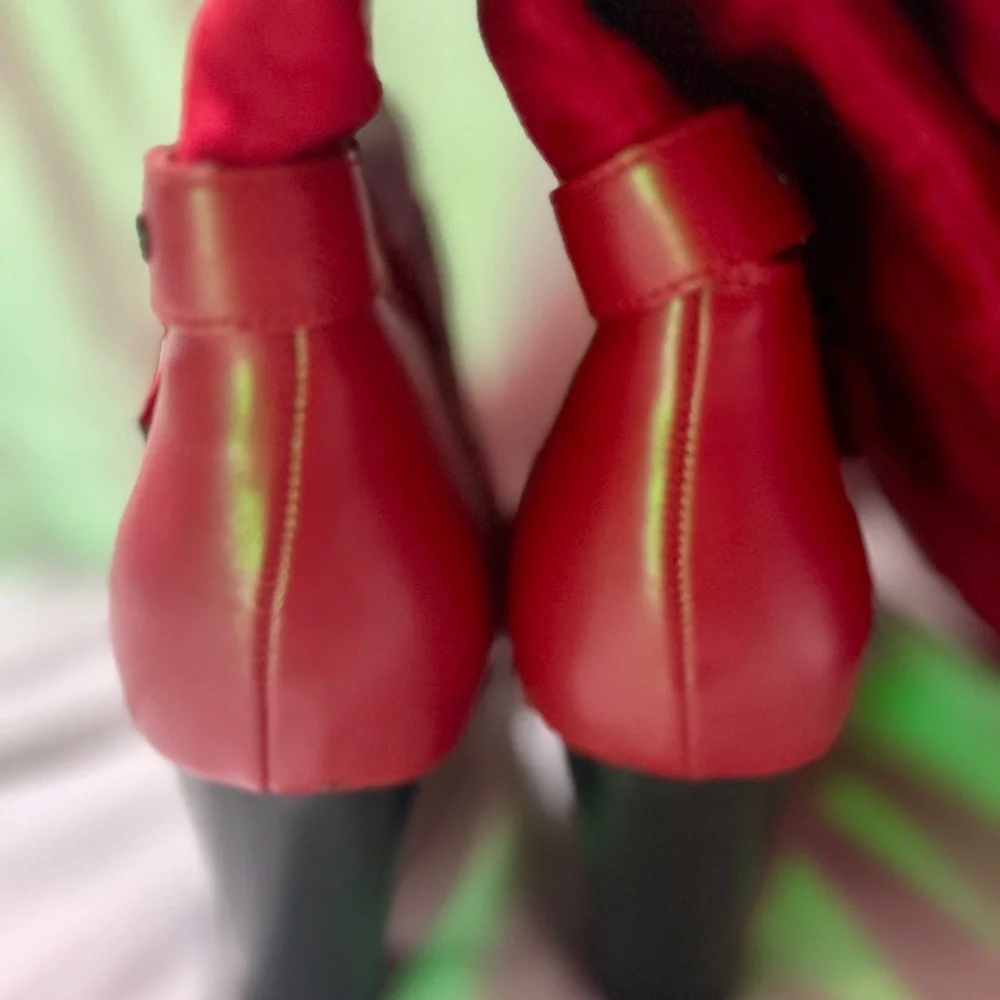 Red - Picture 3 of 7